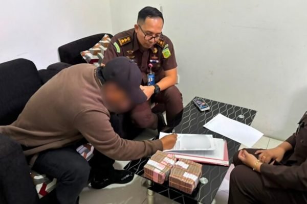 Seorang penerima menandatangani dokumen pengembalian uang sitaan perkara “dana siluman” DPRD NTB di Kejari Mataram, Senin (28/9/2026). Kejaksaan memproses pengembalian Rp2,2 miliar kepada 13 pihak setelah tiga terdakwa diputus bebas. (Foto: Istimewa)