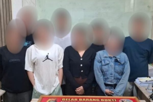 Sejumlah orang yang diamankan polisi dalam pengungkapan dugaan penyalahgunaan narkotika di dua room karaoke dan sebuah rumah kos di Kota Mataram, Kamis (17/9/2026). (Foto: Ist)