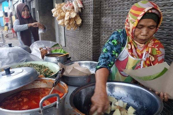 Pedagang makanan menyiapkan dagangan untuk pembeli. Di tengah pertumbuhan ekonomi NTB sebesar 10,42 persen pada semester I 2026, daya beli, pendapatan rumah tangga dan keberlangsungan usaha kecil menjadi salah satu ukuran apakah pertumbuhan benar-benar dirasakan masyarakat. Foto: Doc. KickNews.Today