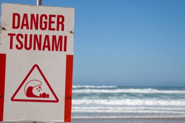 peringatan tsunami