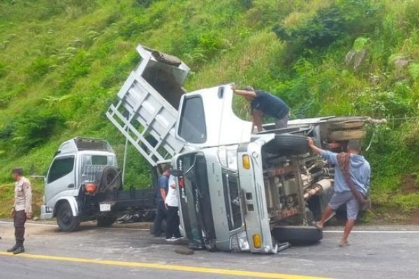 Sebuah dum truck terguling saat naik tanjakan jalan Pusuk Sembalun, Kabupaten Lombok Timur, Selasa (16/4/2024).