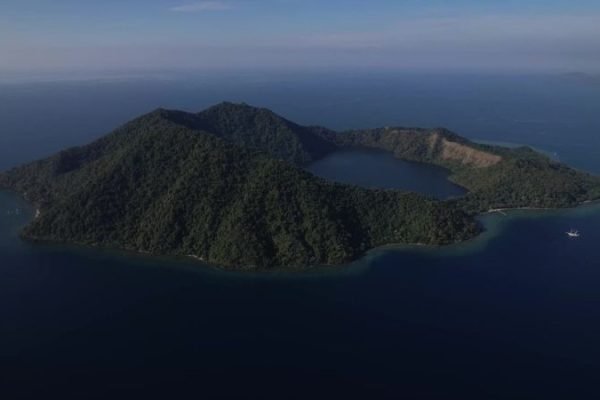 Pulau Satonda dengan danau kawah asin di bagian tengahnya, Kecamatan Pekat, Kabupaten Dompu. Danau ini menjadi tempat tumbuhnya stromatolit yang membantu ilmuwan mempelajari kondisi laut purba. Foto: Istimewa