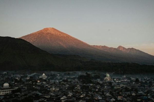 Gunung Rinjani di Pulau Lombok, NTB. Saat ini Rinjani berstatus Level II atau Waspada.