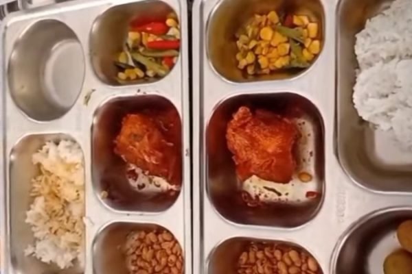Tangkapan layar video menu Makan Bergizi Gratis (MBG) yang dibagikan kepada siswa di Repok Sintung Barat, Lombok Tengah. Seekor ulat hidup ditemukan pada sayur kacang panjang dalam salah satu ompreng. Foto: Tangkapan layar.