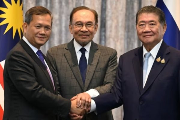 Perdana Menteri Kamboja Hun Manet, Perdana Menteri Malaysia Anwar Ibrahim, dan Penjabat Perdana Menteri Thailand Phumtham Wechayachai di Malaysia pada hari Senin © Mohd Rasfan/Pool/EPA/Shutterstock