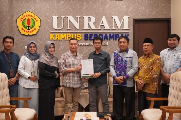 Perwakilan Bank NTB Syariah dan Universitas Mataram berfoto bersama dalam kegiatan Program Beasiswa Most Loyal Customer yang mengalokasikan Rp111,6 juta untuk 15 mahasiswa Unram. (Foto: Bank NTB Syariah)