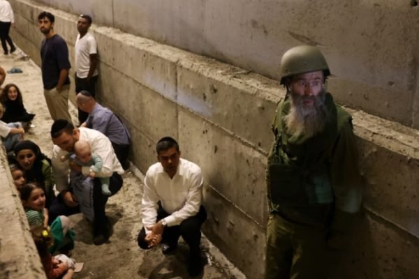 Warga Israel berlindung di stasiun kereta bawah tanah di Ramat Gan/Tel Aviv saat sirene Iran meraung—markas darurat bagi keluarga, hewan, dan pekerja, dalam tekanan konflik yang memaksa mereka tidur di tempat publik (Foto: The Times of Israel)