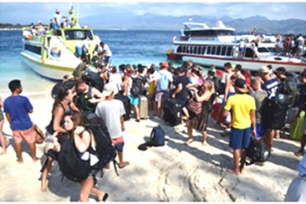 Pengunjung yang Turun dari Kapal Cepat di Gili Trawangan. (Poto Maritim)